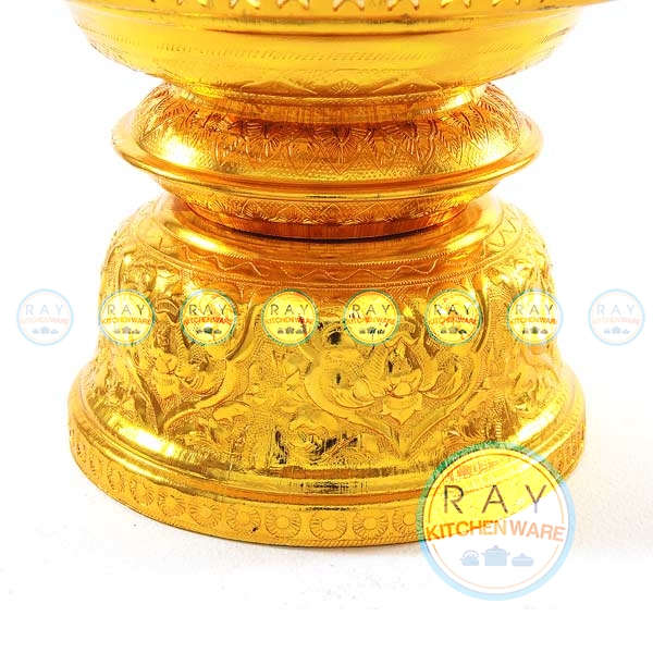 มีลวดลายไทยสวยงามที่ฐาน มีลวดลายไทยสวยงามที่ฐาน