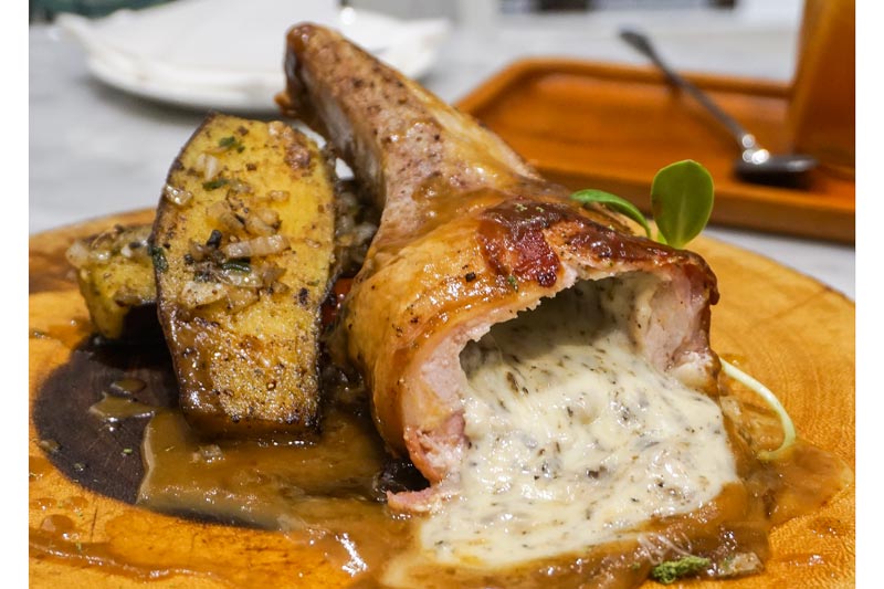 The WHITE Oven มหาชัย พอร์คช้อปซอสแอปเปิ้ล สอดไส้ชีสและเห็ดทรัฟเฟิล
